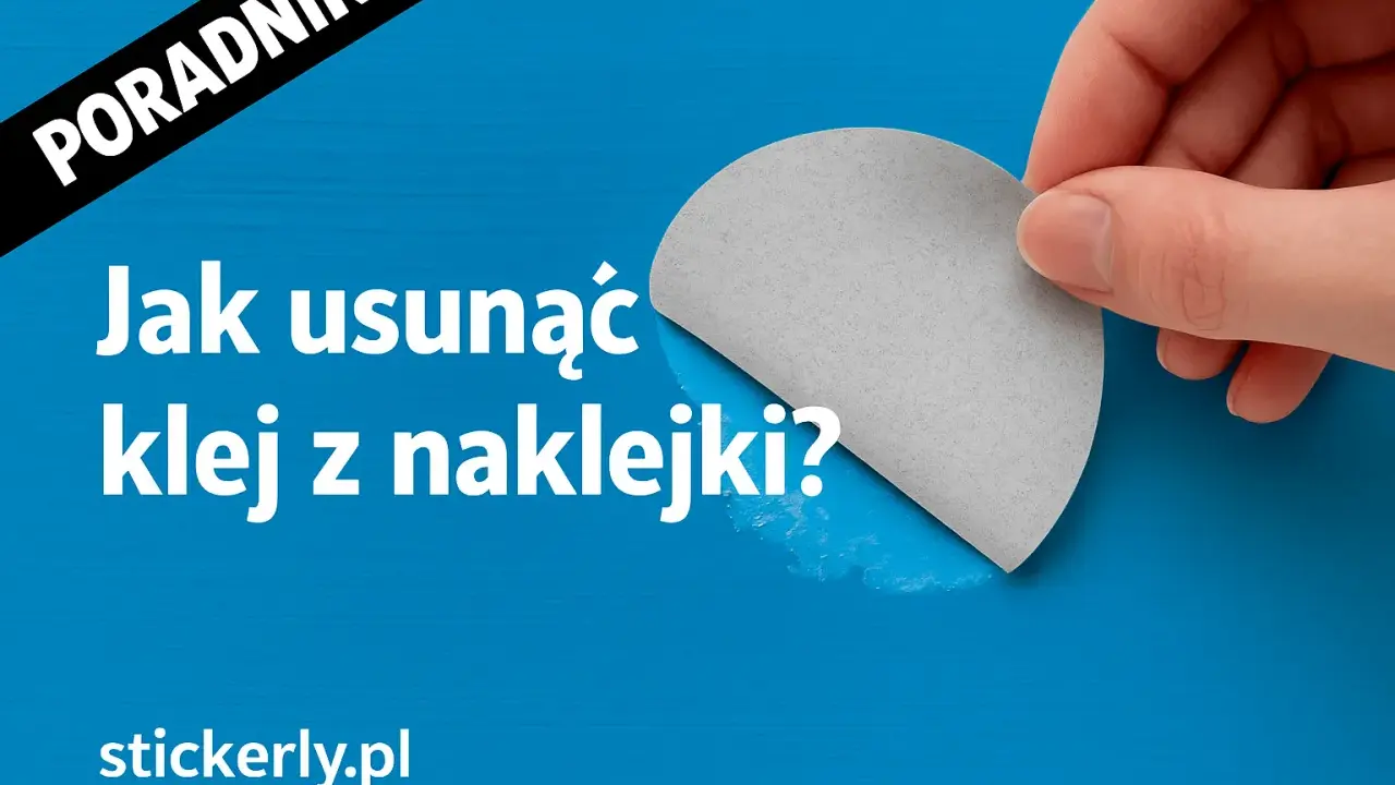 Poradnik: jak usunąć klej z naklejki? Dłoń odkleja szary fragment, ukazując lepkie pozostałości.