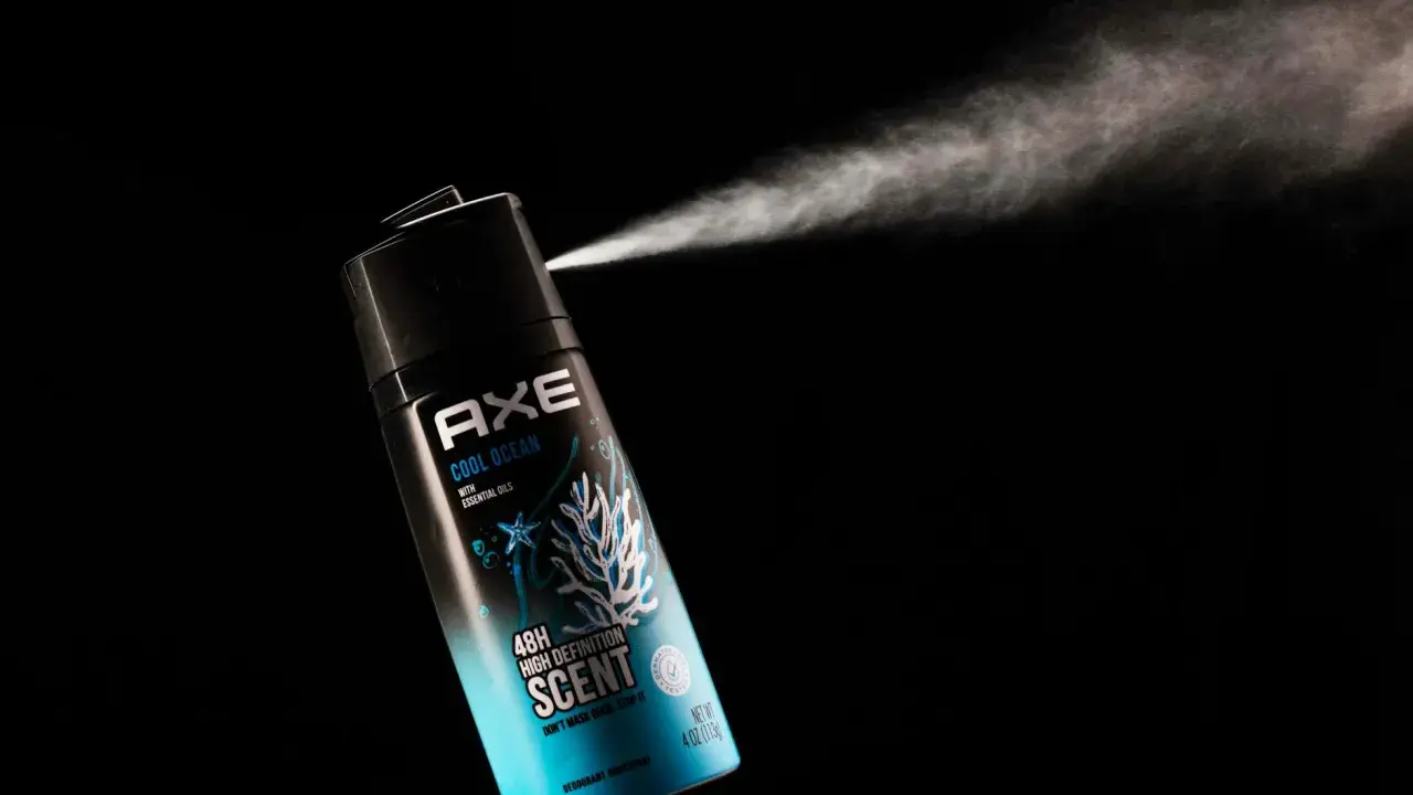 Axe Cool Ocean rozpyla świeżość, pomagając w walce z nieprzyjemnym zapachem w domu.