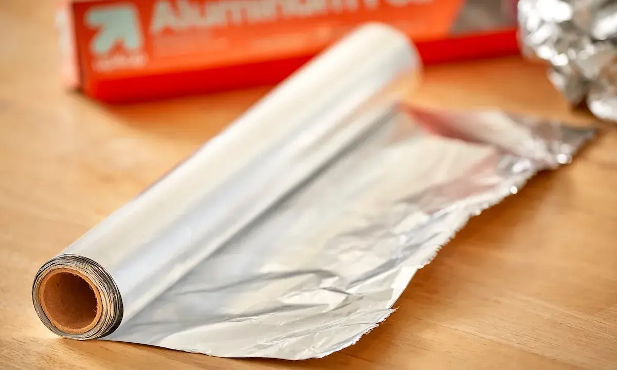 Rolka folii aluminiowej i jej opakowanie. Sposób na czyszczenie żelazka folią aluminiową.