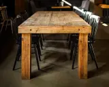 Drewniany stół i krzesła, jak po czyszczeniu starych mebli z brudu. Wnętrze restauracji.