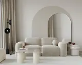 Nowoczesny salon z sofą i łukiem w tle. Inspiracje na aranżację z łukiem w salonie.