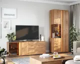 Nowoczesny salon z drewnianą komodą, na której stoi telewizor. Obok komody wysoka witryna z przeszkloną częścią.