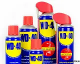Zestaw puszek WD-40, idealny do usunięcia kleju po taśmie z drewna. Wielofunkcyjny produkt w sprayu.