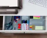 Inspiracje na organizację biurka: nożyczki, taśma, markery, linijka i karteczki w szufladzie.