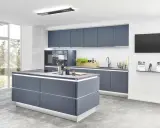 Nowoczesna kuchnia z wyspą i szafkami w kolorze granatowym. Elegancki cokół kuchenny 8 cm podkreśla minimalistyczny design.