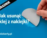 Poradnik: jak usunąć klej z naklejki? Dłoń odkleja szary fragment, ukazując lepkie pozostałości.