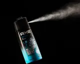 Axe Cool Ocean rozpyla świeżość, pomagając w walce z nieprzyjemnym zapachem w domu.