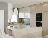 Jasne kuchnie inspiracje: nowoczesna zabudowa, wyspa z hokerami i eleganckie oświetlenie tworzą przytulną atmosferę.