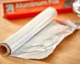 Rolka folii aluminiowej i jej opakowanie. Sposób na czyszczenie żelazka folią aluminiową.