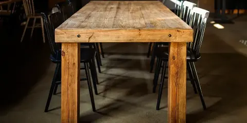 Drewniany stół i krzesła, jak po czyszczeniu starych mebli z brudu. Wnętrze restauracji.