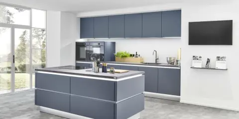 Nowoczesna kuchnia z wyspą i szafkami w kolorze granatowym. Elegancki cokół kuchenny 8 cm podkreśla minimalistyczny design.
