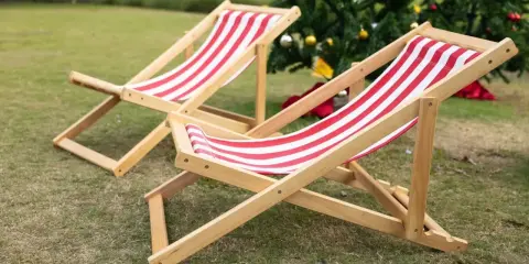 Dwa drewniane leżaki w paski, idealne do relaksu. Dowiedz się, jak zrobić leżak drewniany, by cieszyć się nim w ogrodzie.