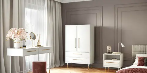 Elegancka sypialnia z białymi meblami i szarymi ścianami. Idealne pytanie: jaki kolor ścian do białych mebli w sypialni?