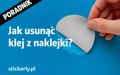 Poradnik: jak usunąć klej z naklejki? Dłoń odkleja szary fragment, ukazując lepkie pozostałości.