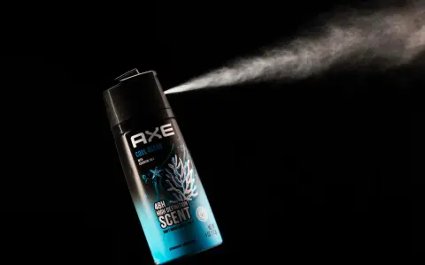 Axe Cool Ocean rozpyla świeżość, pomagając w walce z nieprzyjemnym zapachem w domu.