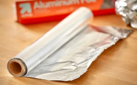 Rolka folii aluminiowej i jej opakowanie. Sposób na czyszczenie żelazka folią aluminiową.