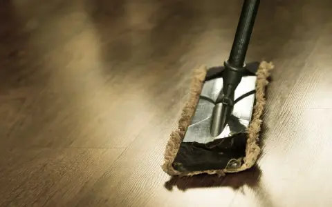 Mop na drewnianej podłodze. Dowiedz się, czym myć podłogę, żeby nie było smug i uzyskać lśniący efekt.