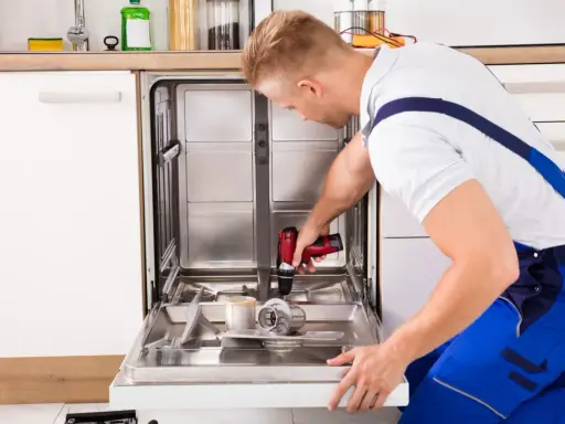 Fachowiec montuje front do zmywarki Ikea, używając wiertarko-wkrętarki.