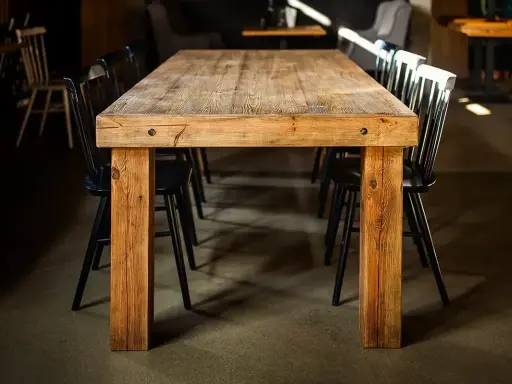 Drewniany stół i krzesła, jak po czyszczeniu starych mebli z brudu. Wnętrze restauracji.