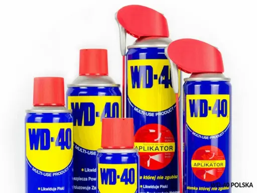 Zestaw puszek WD-40, idealny do usunięcia kleju po taśmie z drewna. Wielofunkcyjny produkt w sprayu.