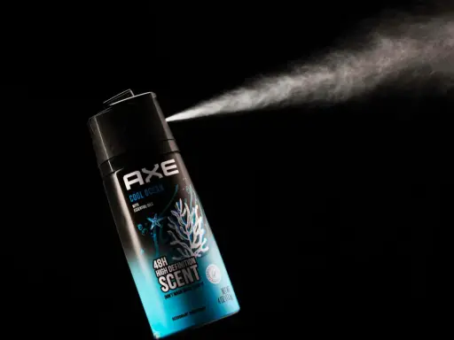 Axe Cool Ocean rozpyla świeżość, pomagając w walce z nieprzyjemnym zapachem w domu.