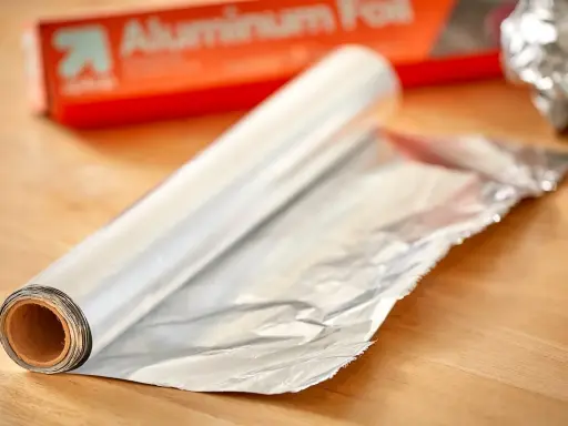Rolka folii aluminiowej i jej opakowanie. Sposób na czyszczenie żelazka folią aluminiową.