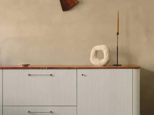 Nowoczesna kuchnia z białymi, ryflowanymi frontami IKEA, czarnym kranem i dekoracjami na blacie.