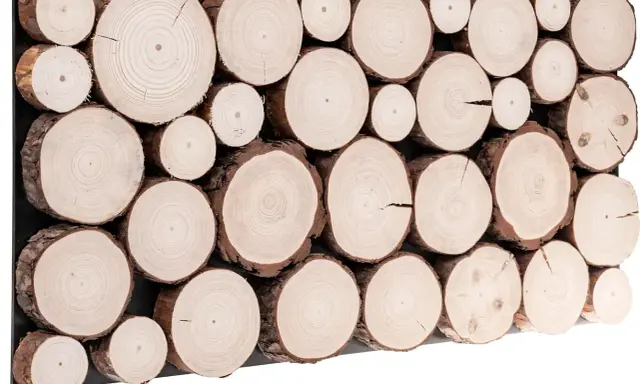 Ułożone plastry drewna, różne rozmiary. Zastanawiasz się, ile to kubik drewna?