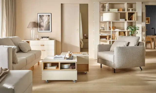 Jasny salon z sofą, fotelem i stolikiem kawowym. Inspiracja, jak ustawić meble w salonie, by stworzyć przytulną przestrzeń.