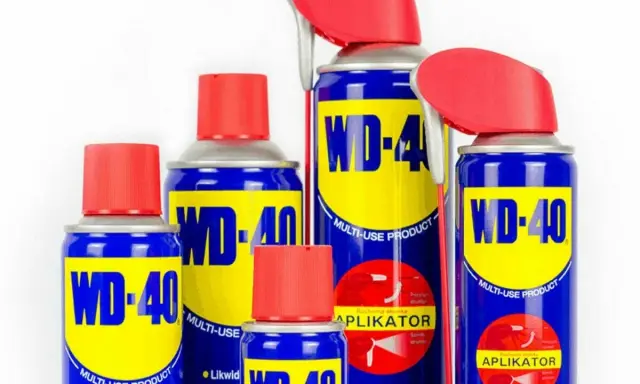 Zestaw puszek WD-40, idealny do usunięcia kleju po taśmie z drewna. Wielofunkcyjny produkt w sprayu.