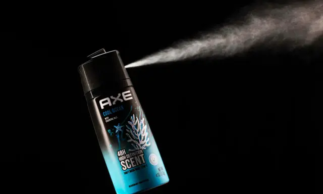 Axe Cool Ocean rozpyla świeżość, pomagając w walce z nieprzyjemnym zapachem w domu.