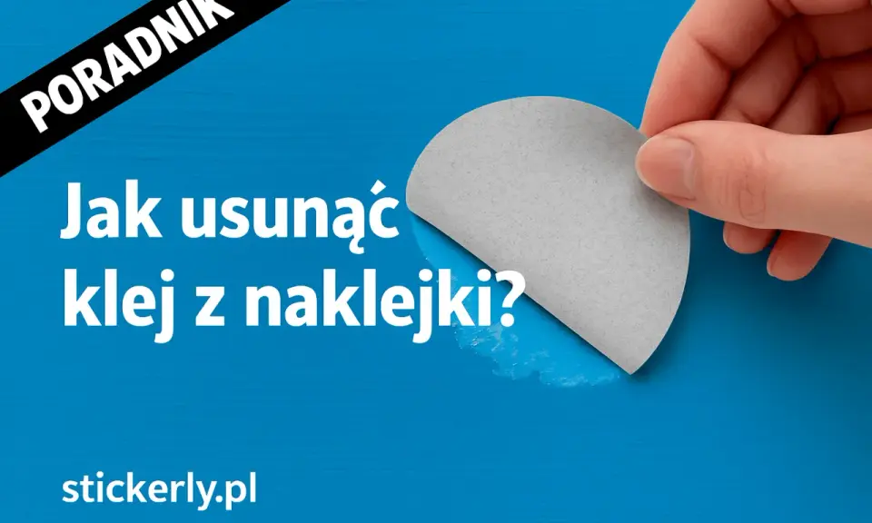 Poradnik: jak usunąć klej z naklejki? Dłoń odkleja szary fragment, ukazując lepkie pozostałości.