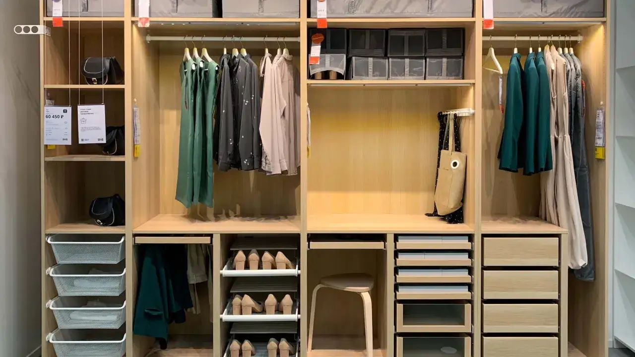 Szafy pod zabudowę IKEA z wieszakami, p&oacute;łkami, szufladami i koszami. Ubrania, torebki i buty uporządkowane w funkcjonalnej garderobie.